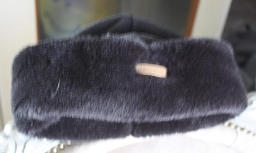 Zwarte muts met fluffy rand one size