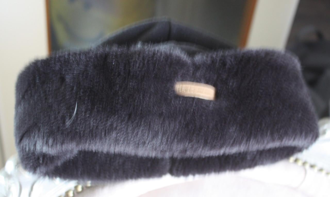 Zwarte muts met fluffy rand one size