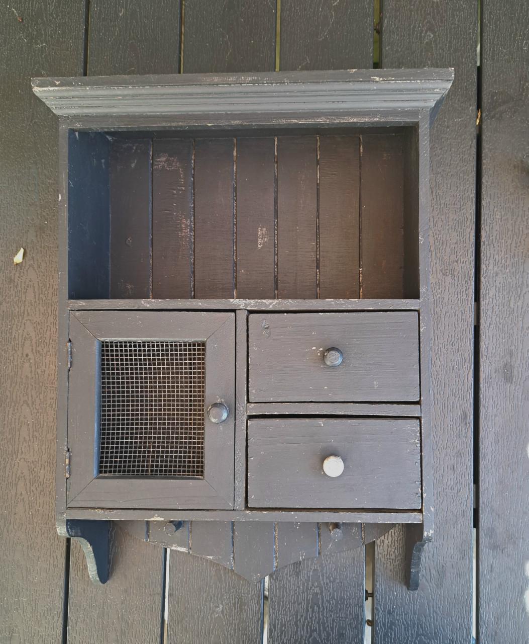 Vintage zwart houten wandkastje met lade en deurtje
