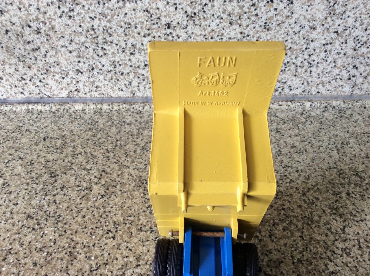 Merk: FAUN.    kiepwagen.  Nr. 1462.  Made in W. Germany.