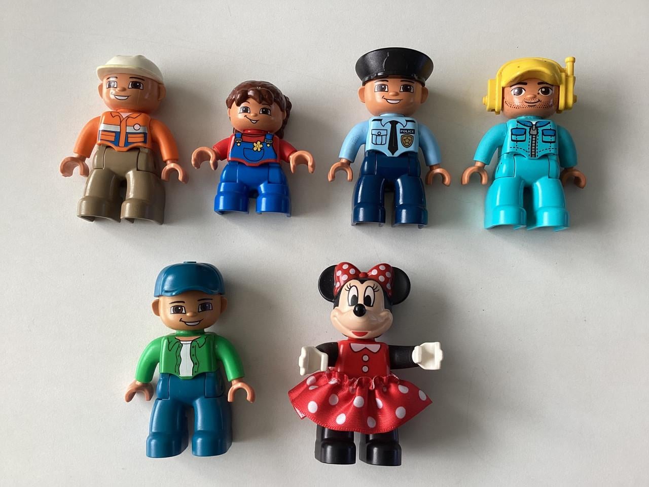 4 lege duplo emmers, shovel, vliegtuigje en 7 poppetjes.