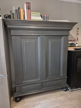 Te koop grijze brocante kast