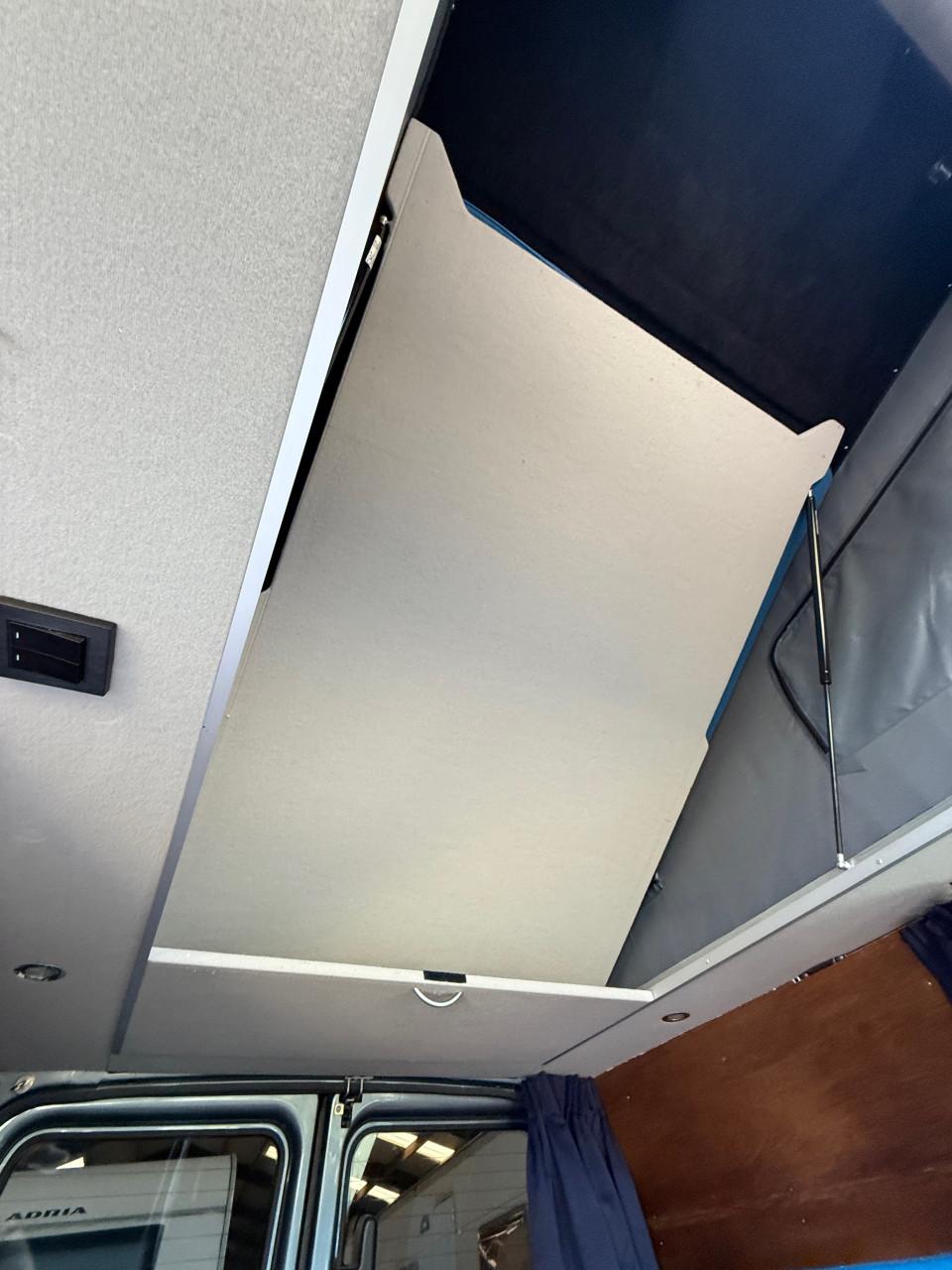 FORD TRANSIT Buscamper nieuw slaaphefdak + 1 jaar APK