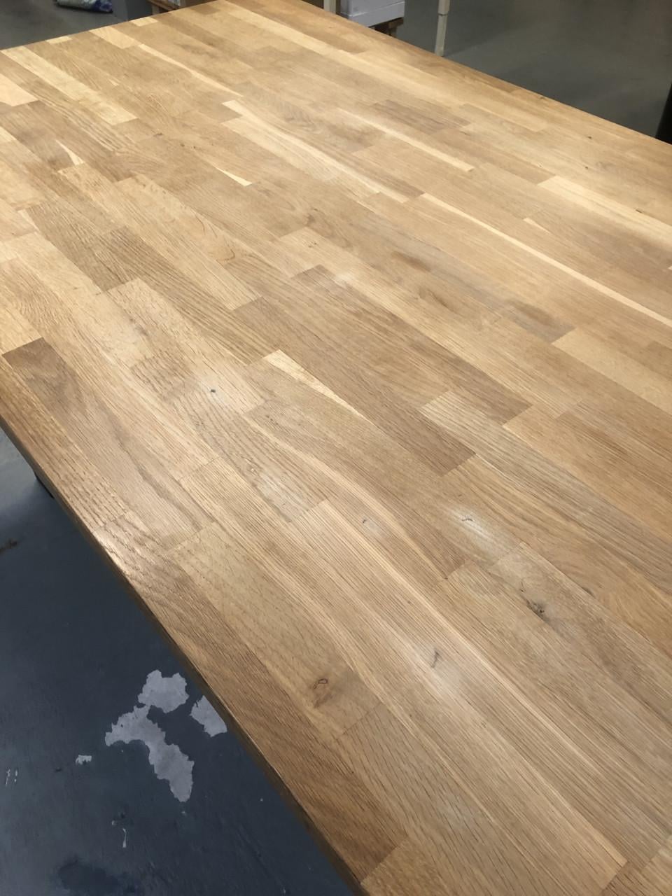 Eettafel hout met zwarte stalen poten