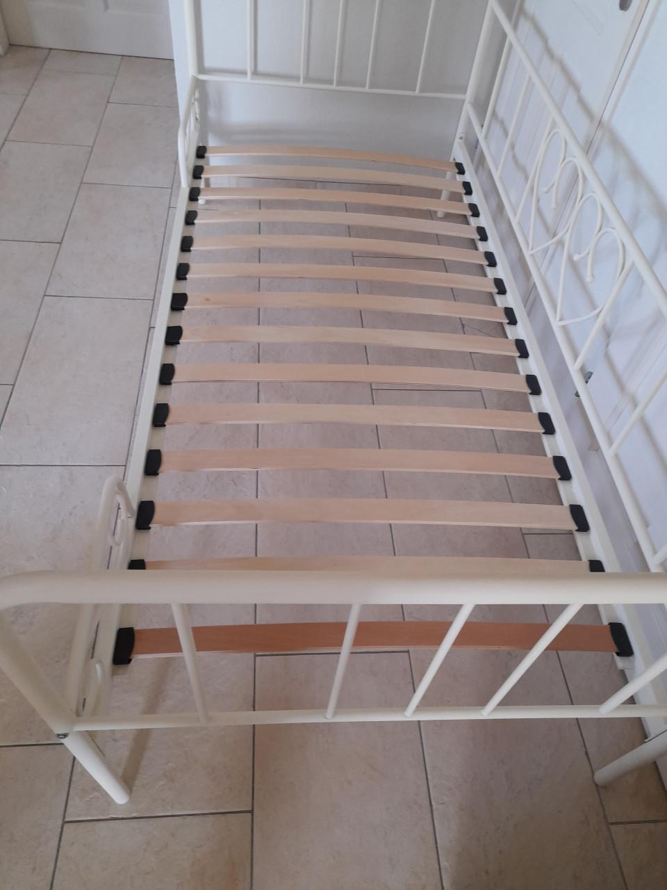 Metalen  bed 90 x 200 (in goede staat )