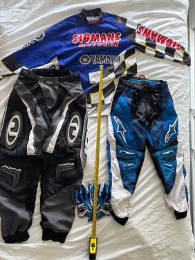Te koop: 2 motorcrossbroek, 1x crosshandschoenen en 1x shirt