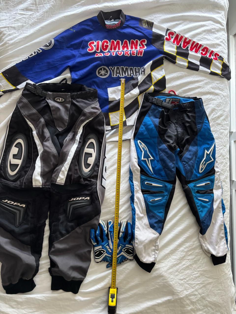Te koop: 2 motorcrossbroek, 1x crosshandschoenen en 1x shirt