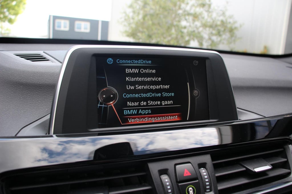 BMW X1 xdrive20i sport line automaat - led - pano - navi - stoel verw - cru