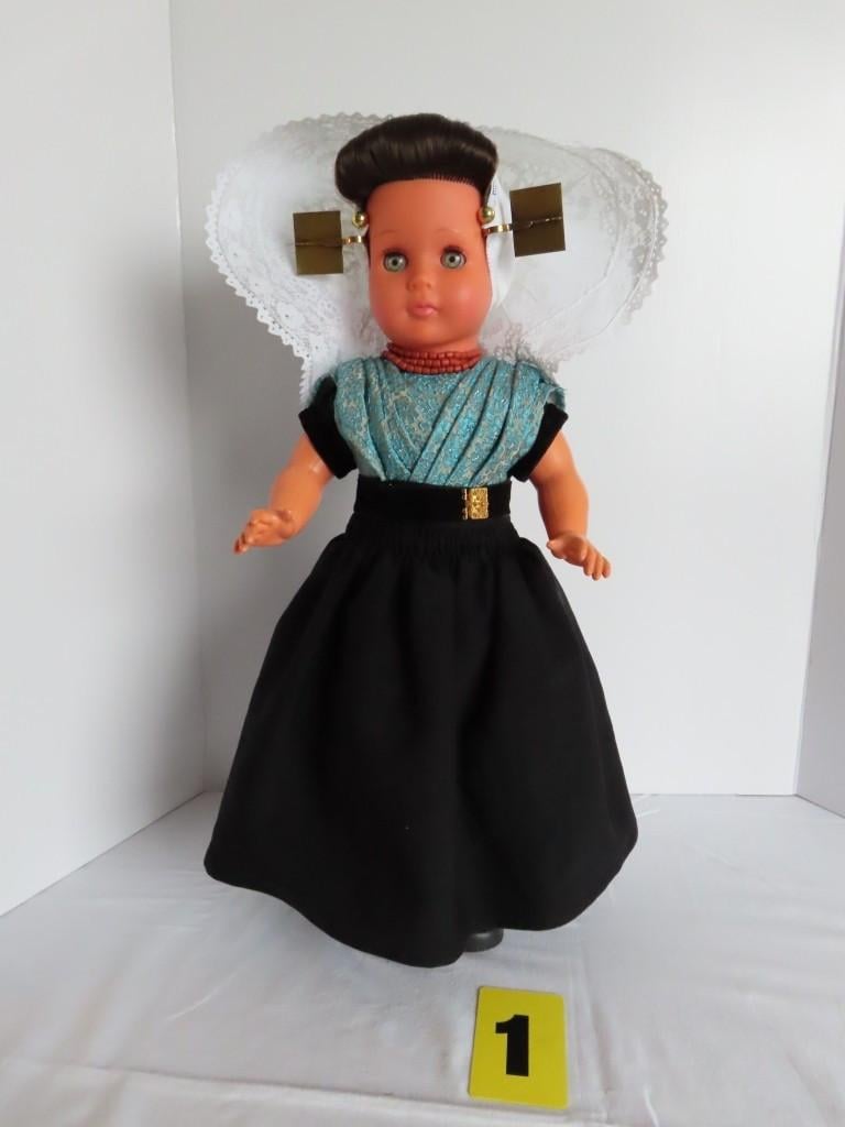 Wij verzorgen Klederdracht poppen Antiek of modern.