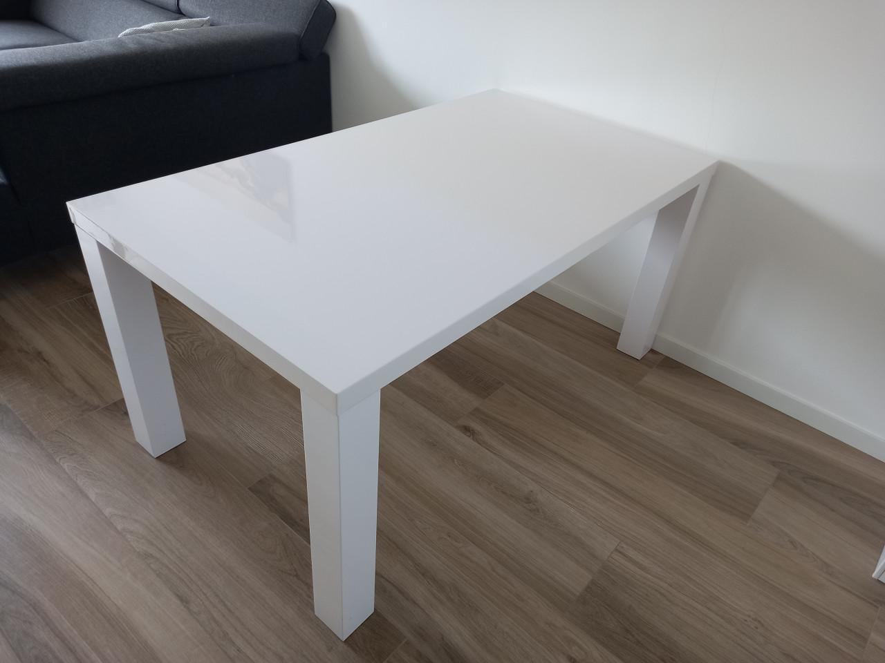 Eetkamertafel hoogglans wit en eetkamerstoelen taupe