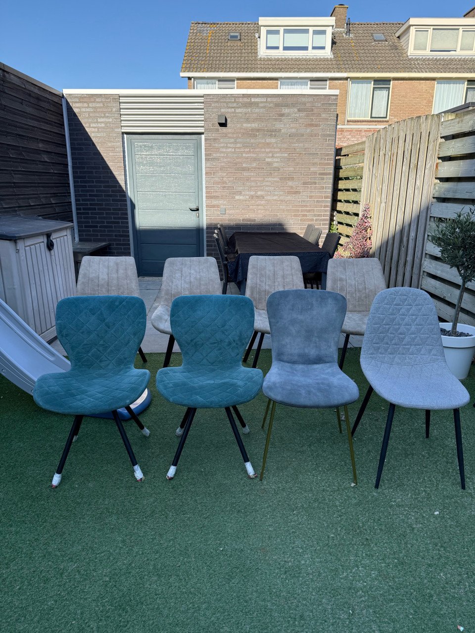 2 groen/blauwe stoelen