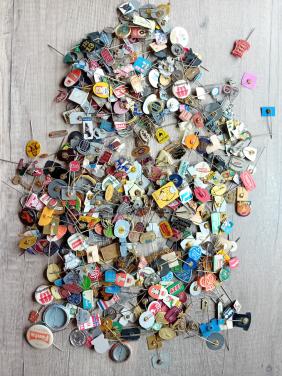 Te koop: ongeveer 500 vintage speldjes
