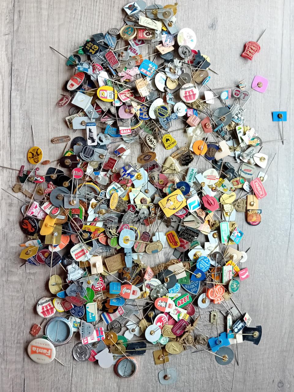 Te koop: ongeveer 500 vintage speldjes