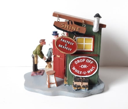 Lemax decoratie schoenpoets winkel: Willie’s Shineshack, kerst