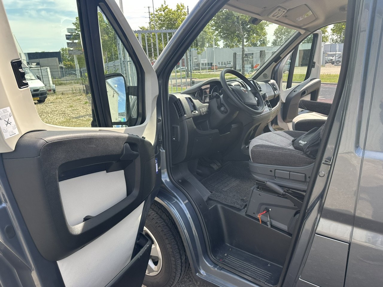 Weinsberg Cara R47 Automaat – Buscamper met lengtebedden | Slechts 55.550km