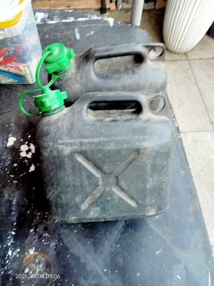 2 x 5 liter jerrycans