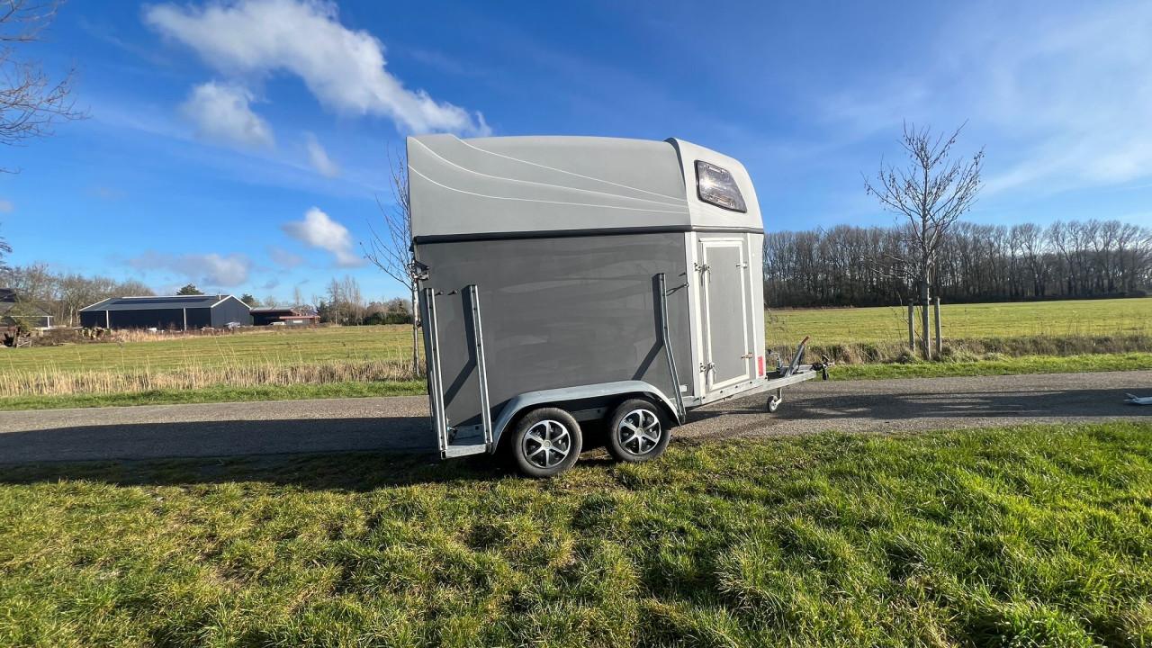 Prachtige goed onderhouden 1,5 paard trailer