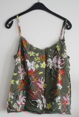 Groene top met bloemen print maat 46