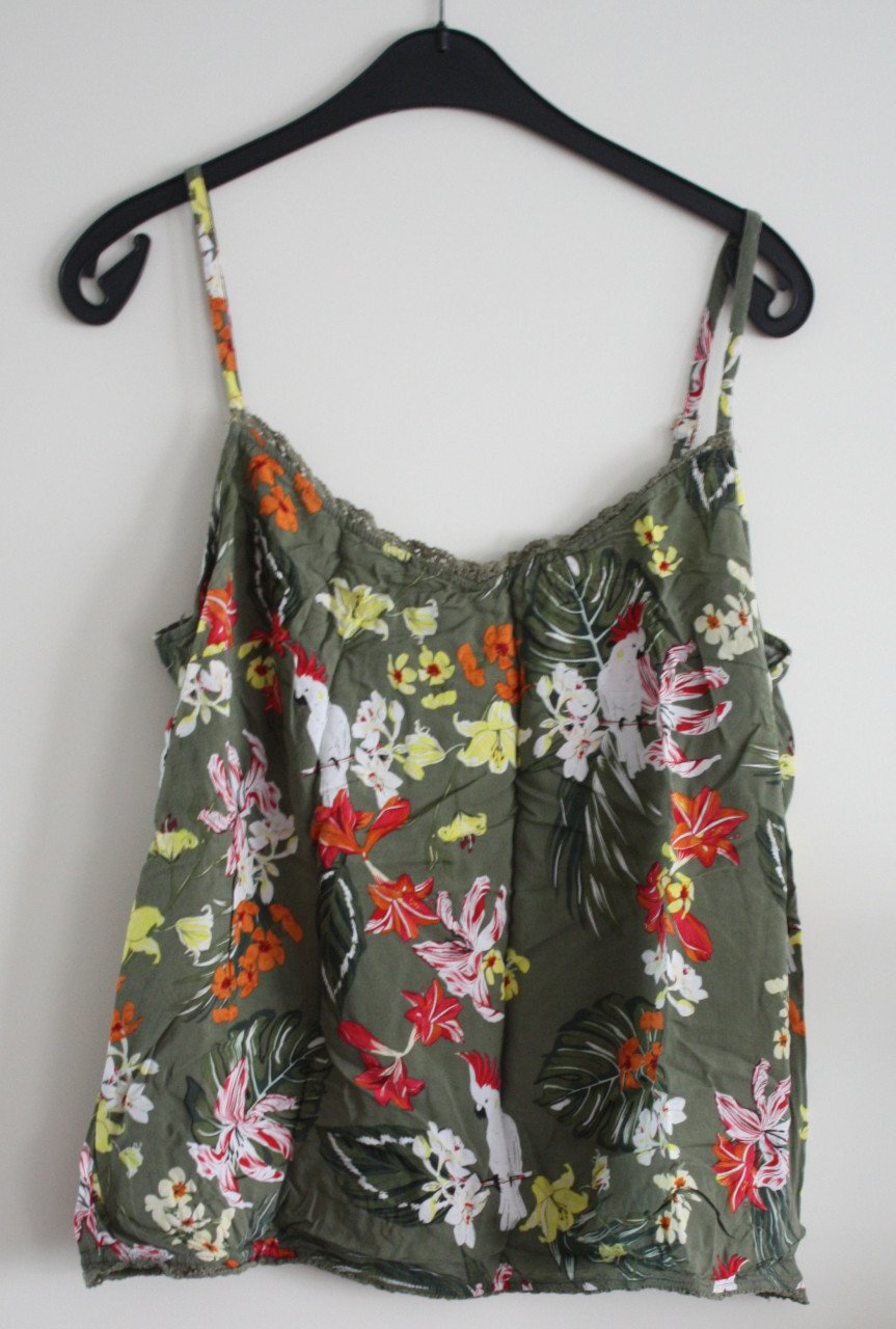 Groene top met bloemen print maat 46