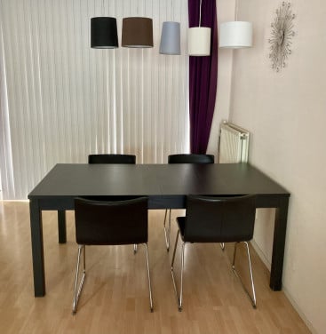 Uitschuifbare eetkamertafel met 4 stoelen.