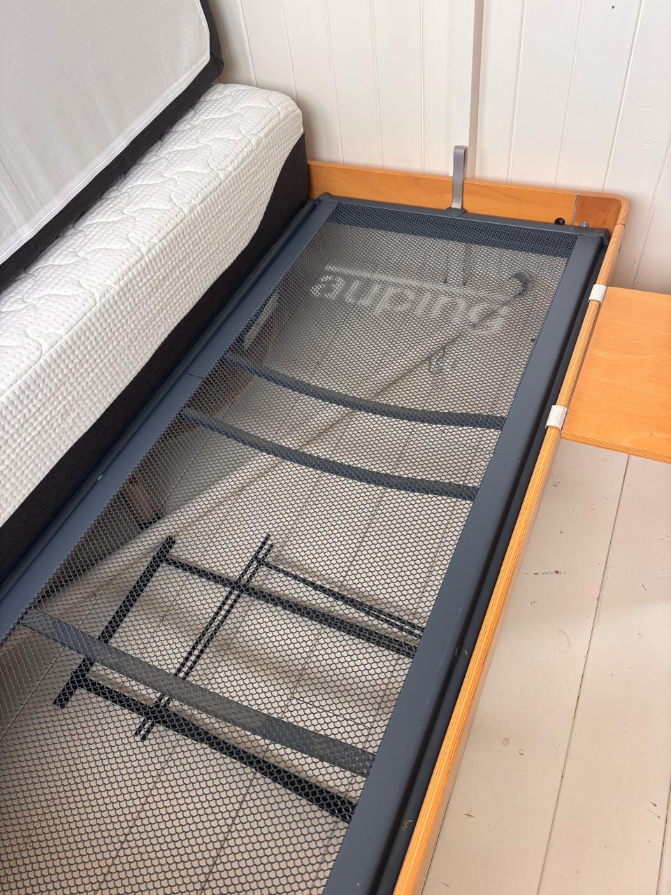 Tweepersoonsbed incl. matras en nachtkastjes