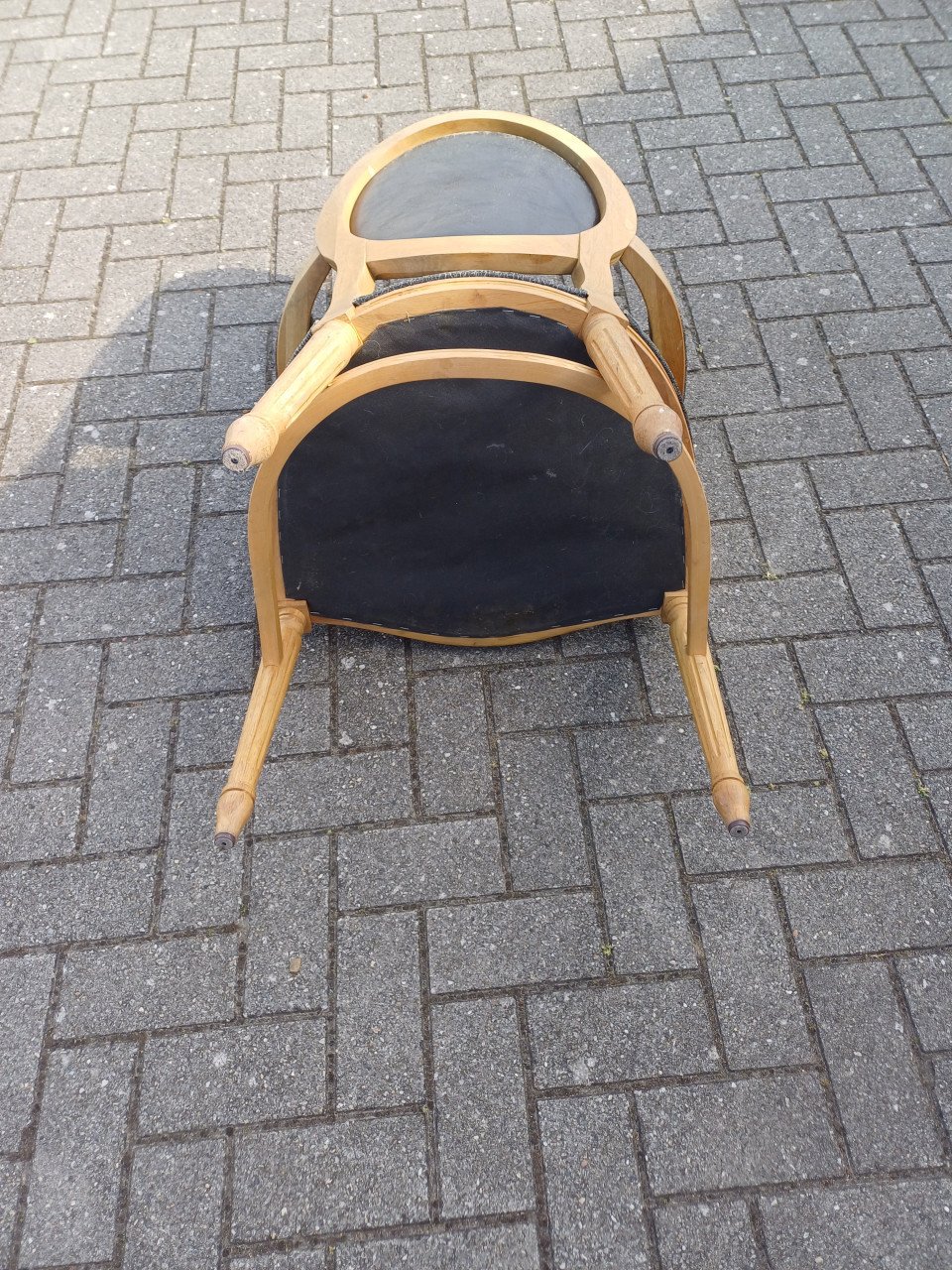 Klassiek gevormde houten stoelen.