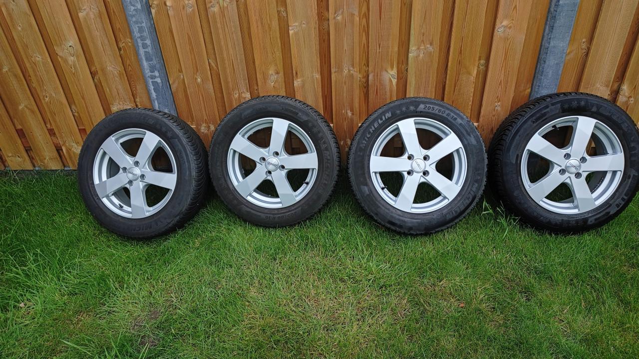 Winterbanden set 16 inch in perfecte staat op lichtmetalen velgen