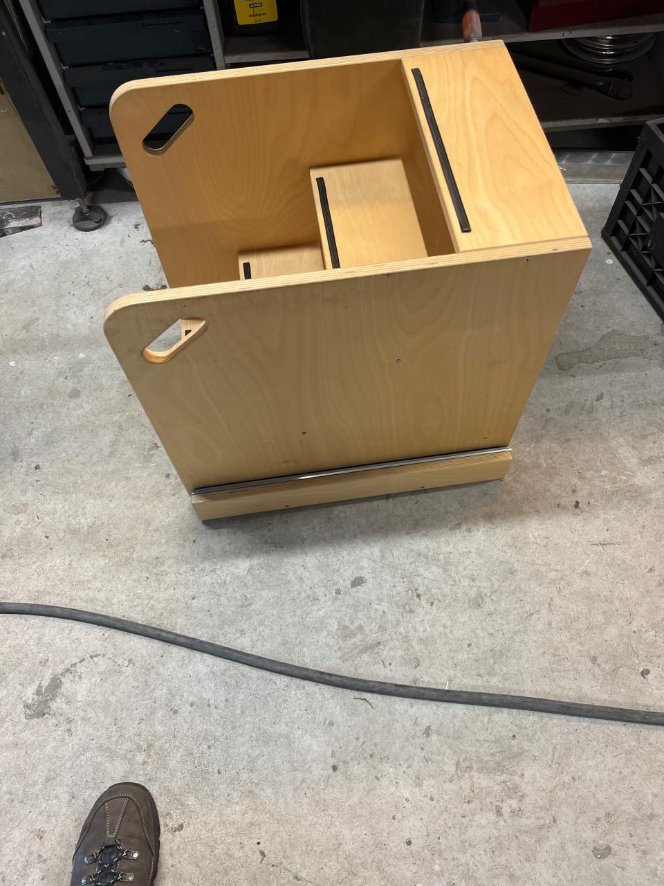 Houten trapje op rails