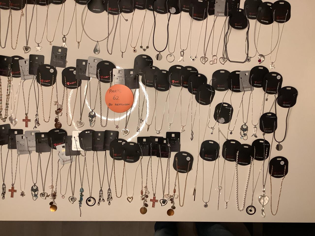 Partij mooie kettingen. ( partij 62)