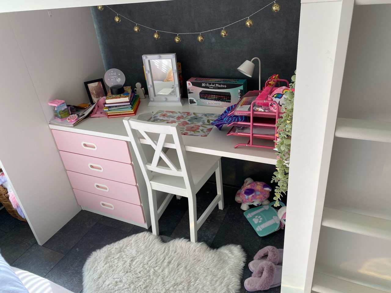 Toffe hoogslaper met bureau en kast
