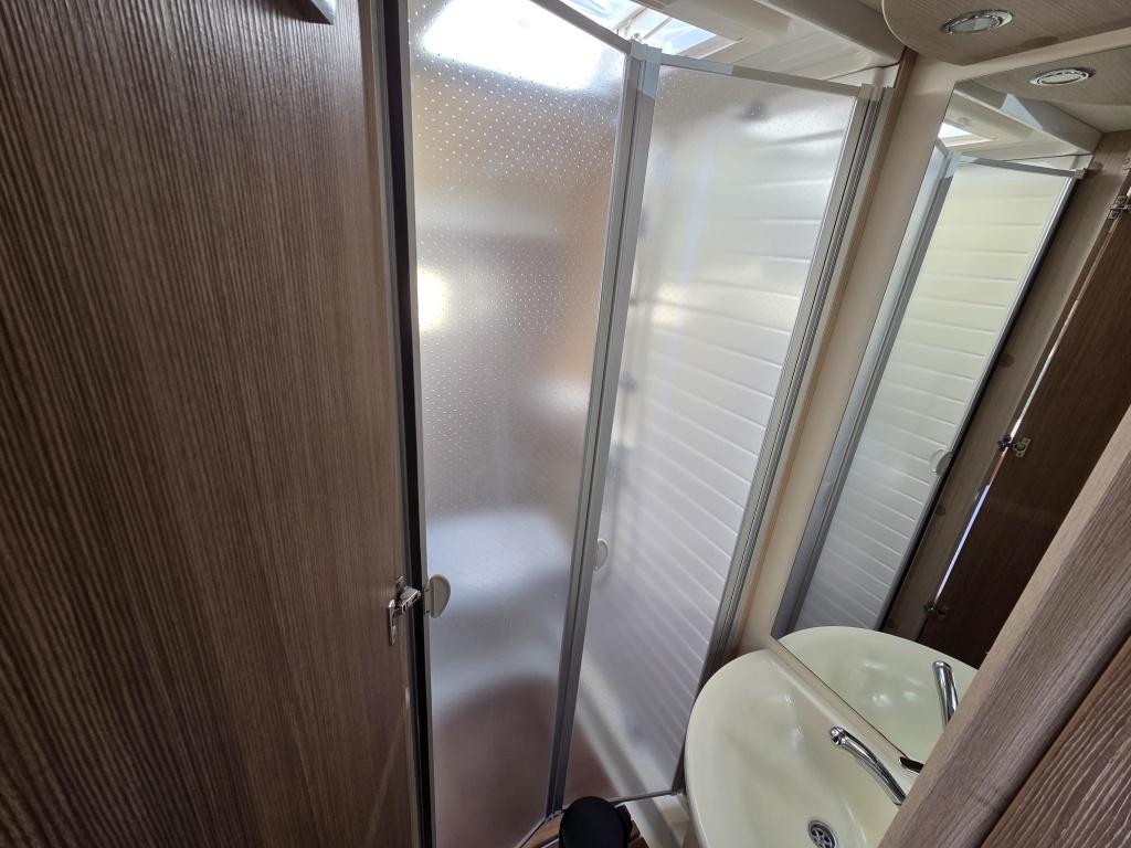 Burstner Onbekend but660 luifel | keuken | omvormer | toilet en douche | ru