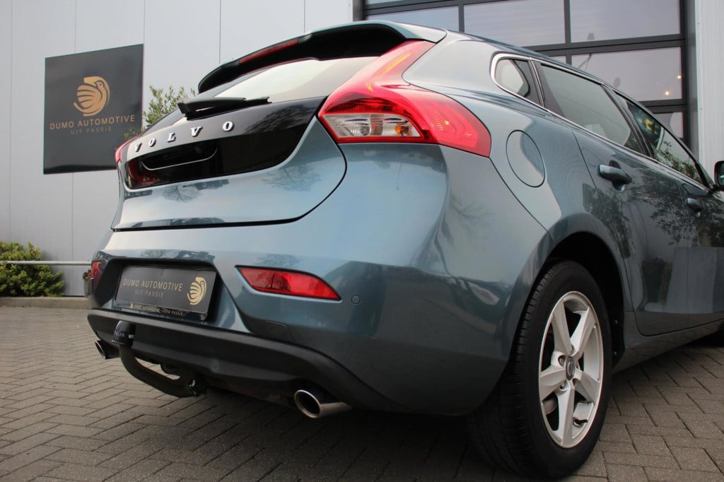 Volvo V40 1.6 t3 momentum -xenon - trekhaak - navi - achteruitrij camera - 