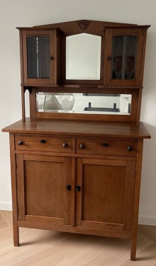 Antiek romantisch kastje met facetglas