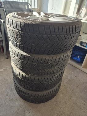 Set van 4 lichtmetalen velgen met winterbanden. Bandenmaat is 205/45 R17.