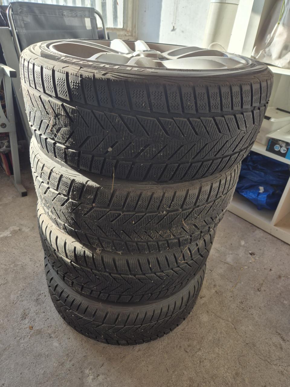 Set van 4 lichtmetalen velgen met winterbanden. Bandenmaat is 205/45 R17.