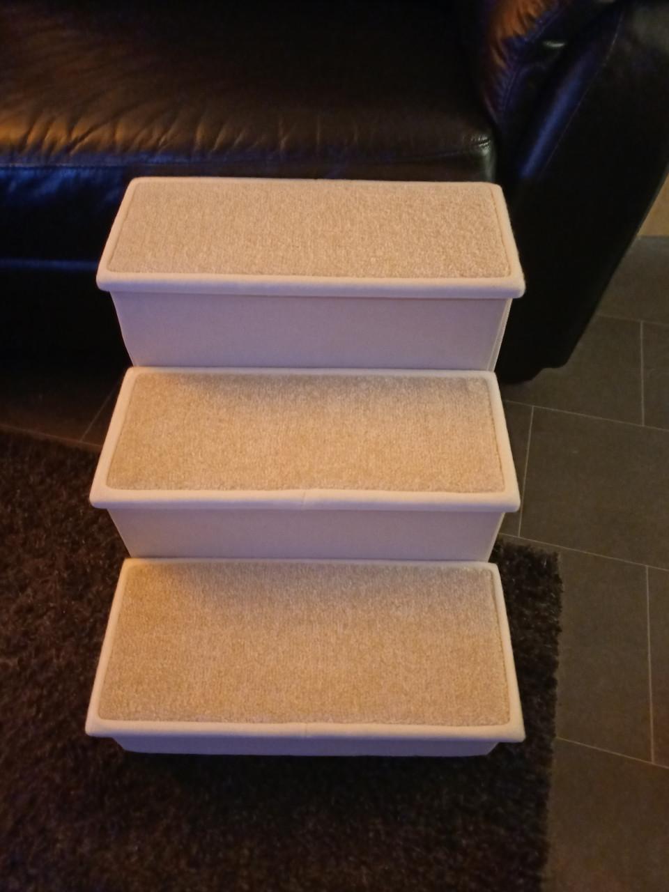 Hondentrapje voor bij het bankstel nieuw