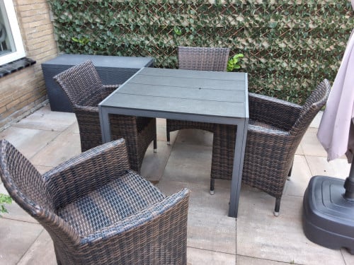 Set tafel met 4 stoelen buiten
