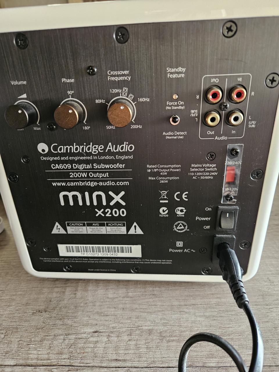 Mooie kleine, krachtige Cambridge Audio Minx X200 subwoofer...