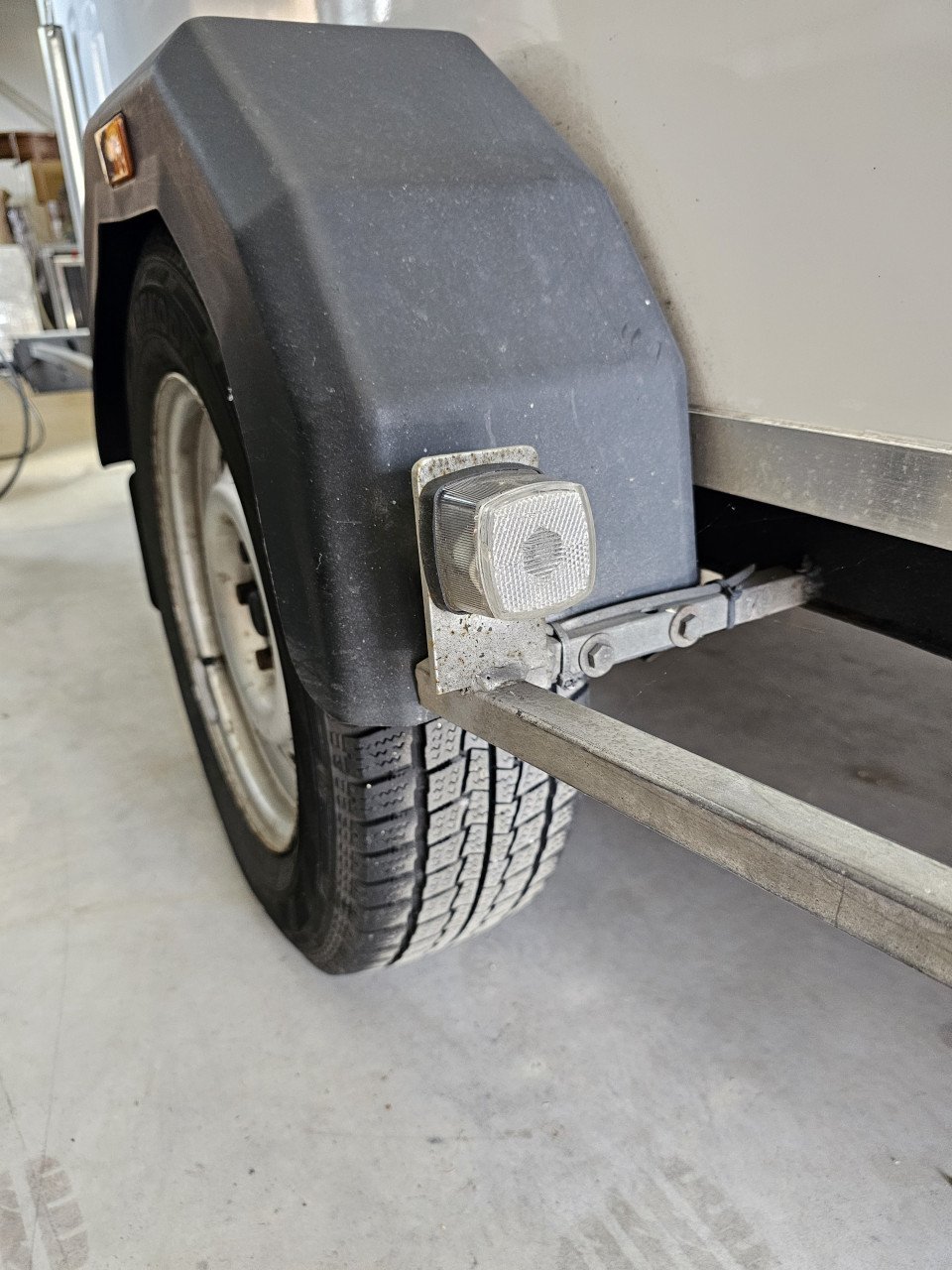Trailer van 2018, opbouw 4 meter, zo goed als nieuw.