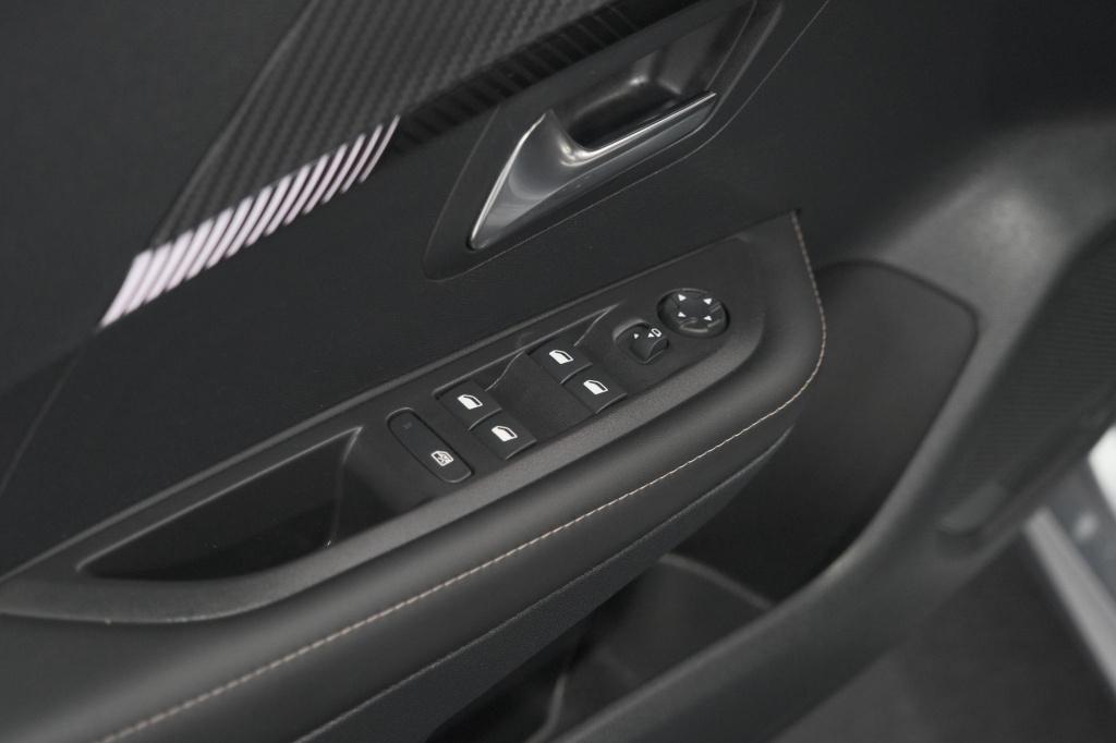 Peugeot 208 puretech 100 allure | apple carplay | parkeersensoren | climate