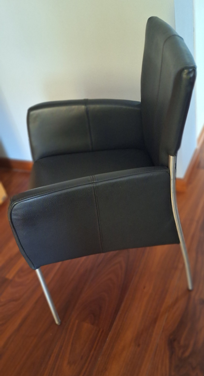 Eettafel met 4 leren stoelen