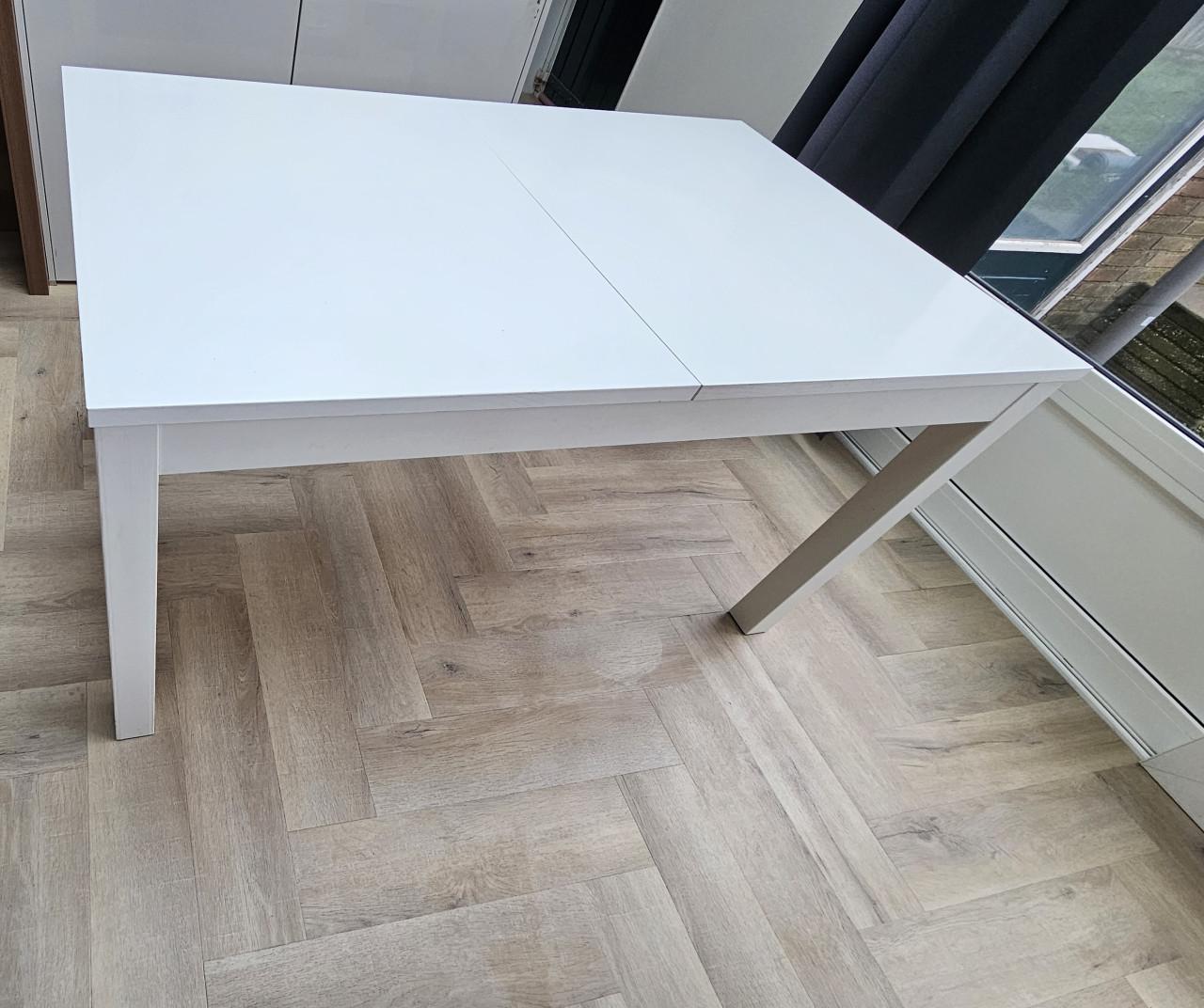 Handige uitschuifbare eettafel bjursta ikea