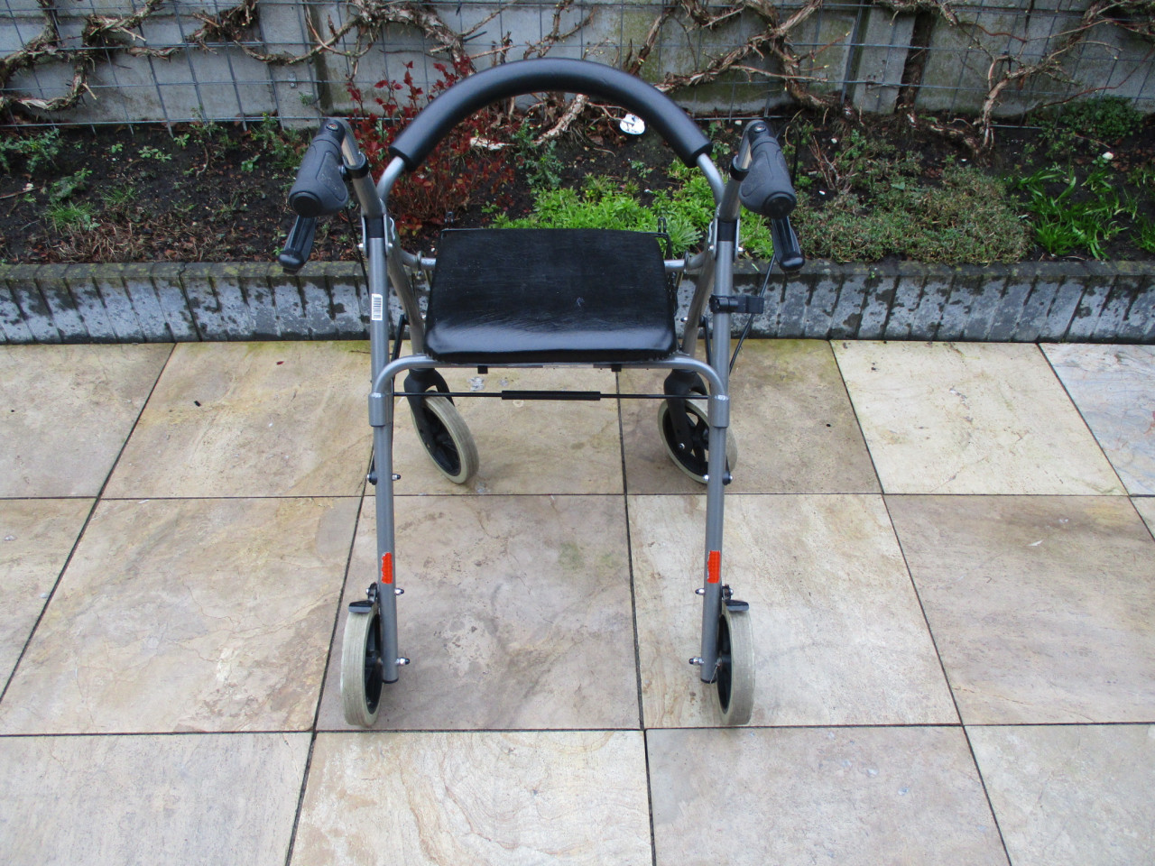 Bijna nieuwe opvouwbare lichtgewicht rollator met zitje mand en rugsteun