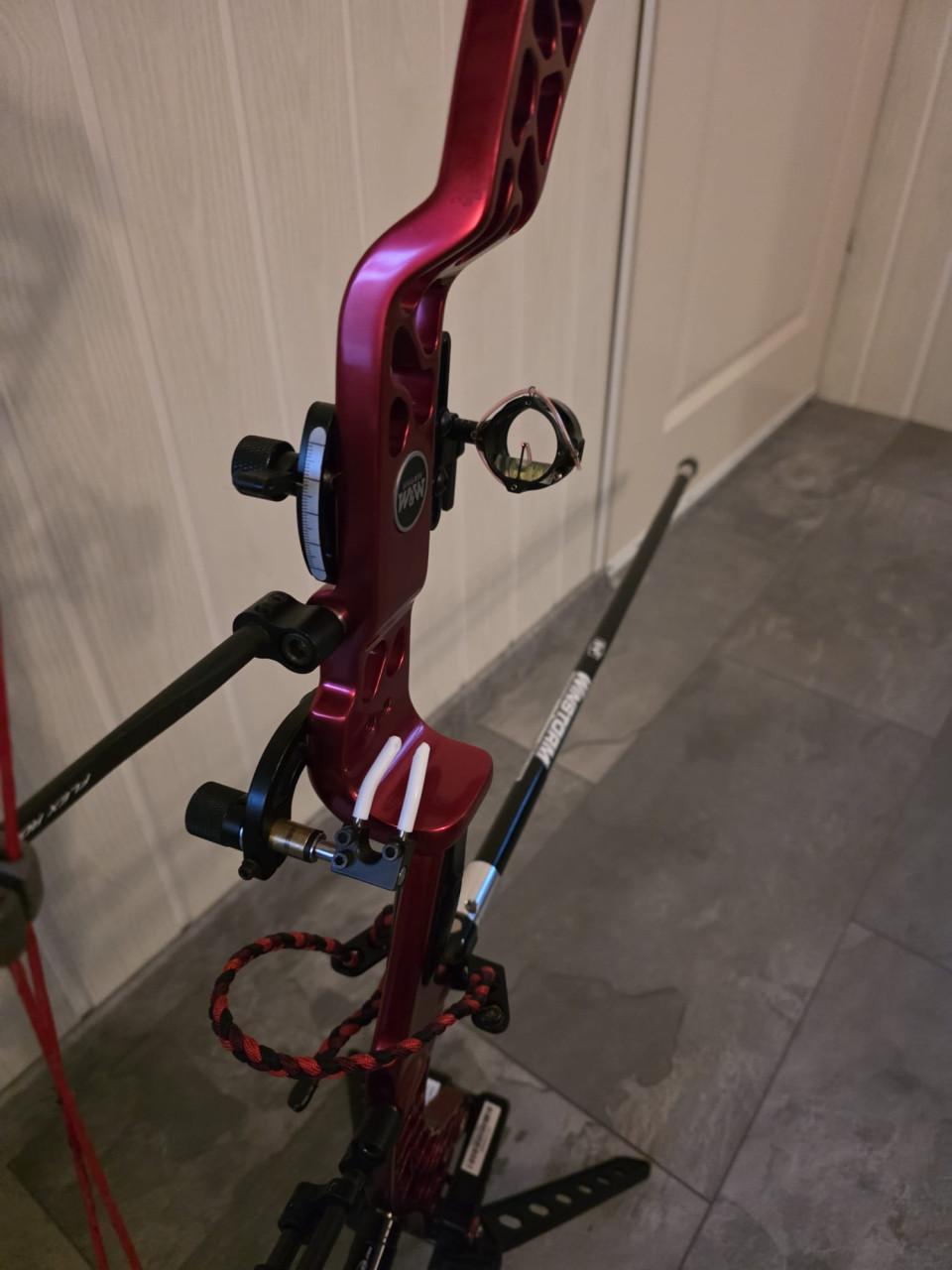 Als nieuwW&W X-36 Dragon Compoundboog 36 " Axle to Axle 30 tot 70 pond LH