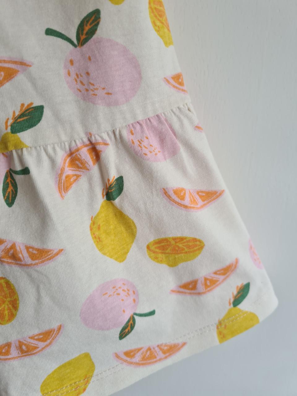 Ecru met roze,gele bloemen jurkje met roezel  Maat 122-128