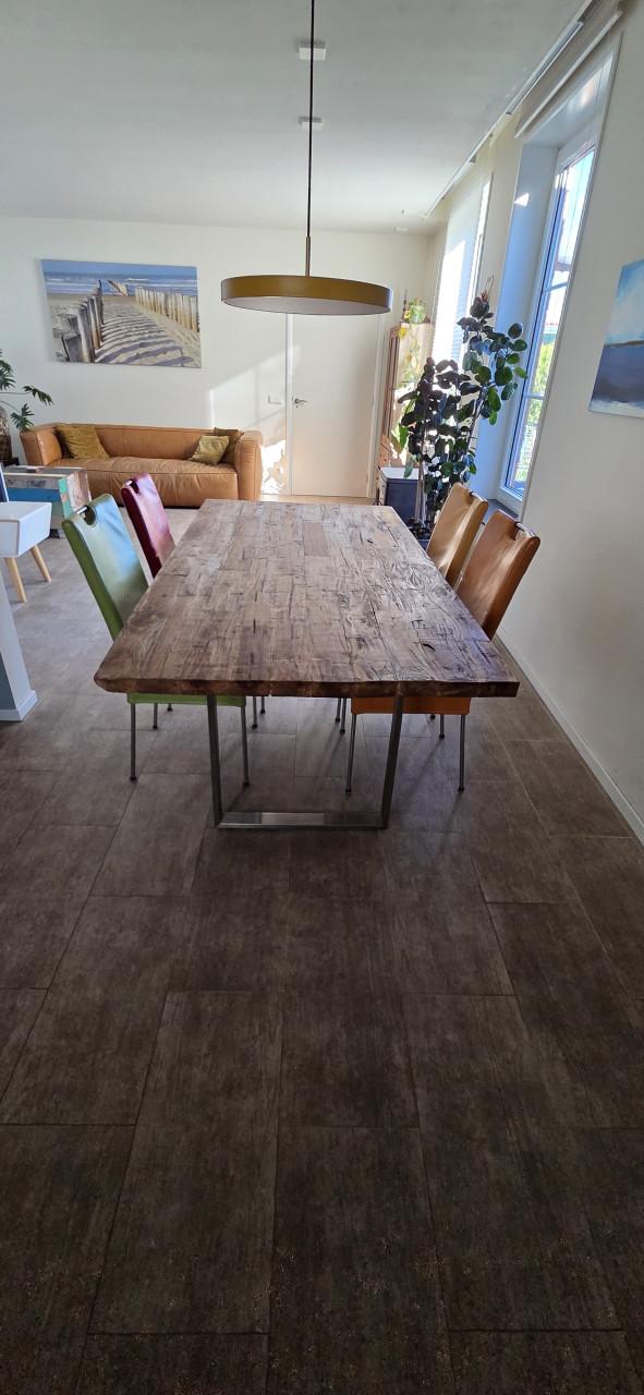 Tafel met leren kleurrijke stoel; complete set
