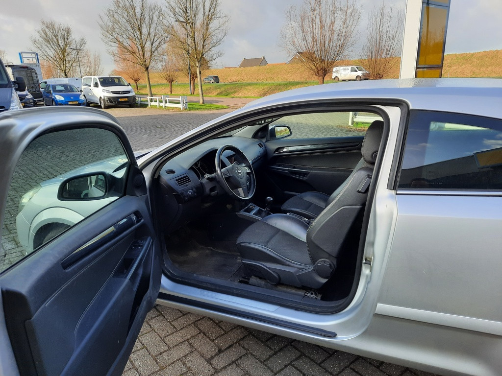 Opel Astra gtc 1.6 sport