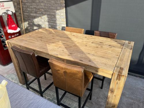 Hoge eetkamertafel met vier stoelen