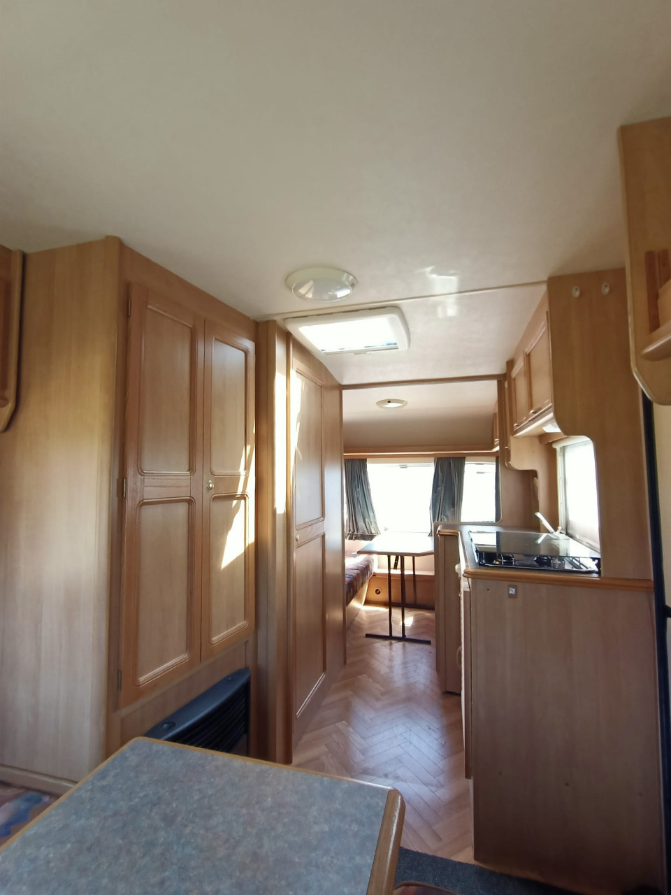 Topstaat Swift Silhouette , bwj 2000 met voortent en slaapcabien