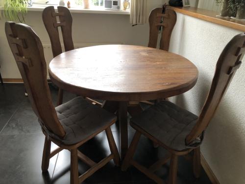 Massief eikenhouten ronde tafel met 4 eikenhouten stoelen